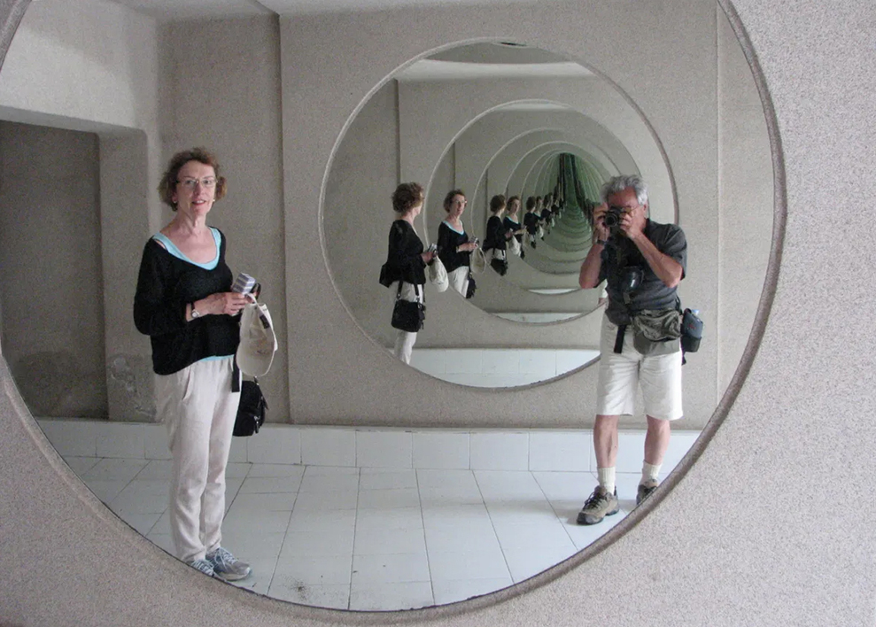 During their 2015 Earthwatch trip to Spain, Karen and Michael found an infinity mirror while visiting a museum on one of the project’s excursion days.
