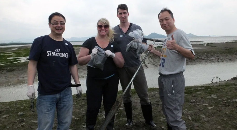 Andrew (second from right) and his team test carbon content in the soil at the mudflats of Shenzhen Bay.