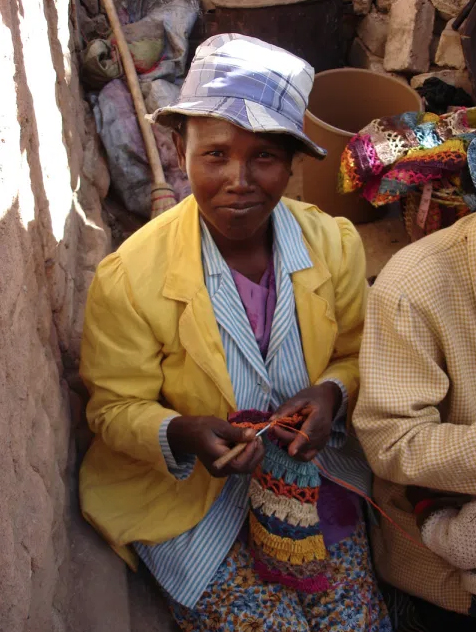 Mar Y Sol Artisan in Madagascar Knitting a Handbag