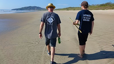 Earthwatch participants survey the beach © Amy Rougier