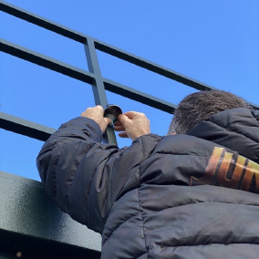 Figure 3: A Fresh Air sampler being installed by a collaborator in Madrid. | Earthwatch
