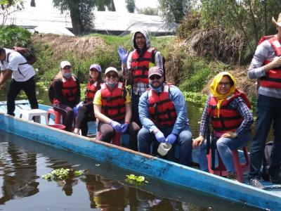 Adam Gill (third from right) working in the Xochimilco wetlands with local farmers and fellow EY-Earthwatch Ambassadors.