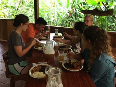 earthwatch volunteers share a meal in costa rica