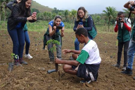 Earthwatch volunteers help plant trees (credit Stan Rullman)