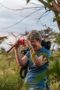 Earthwatch volunteers photograph wildlife (C) Anthony Ochieng