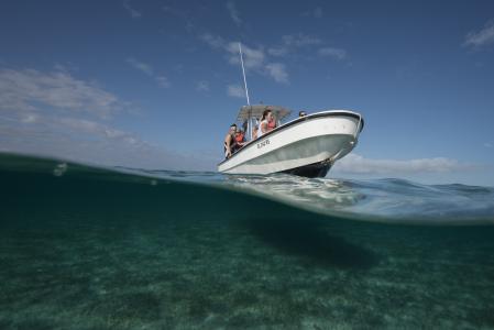 Volunteers on a boat in the Bahamas (credit Chris Linder)