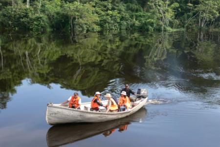  Earthwatch volunteers conduct wildlife surveys along the Samiria River and in the rainforest.
