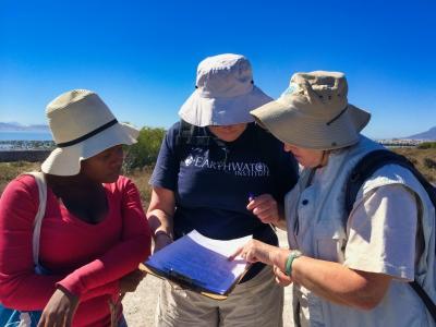 Earthwatch volunteers record data (C) Caroline Dunn