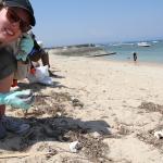 Earthwatch volunteers collect plastic debris samples along the shore (C) Earthwatch Australia